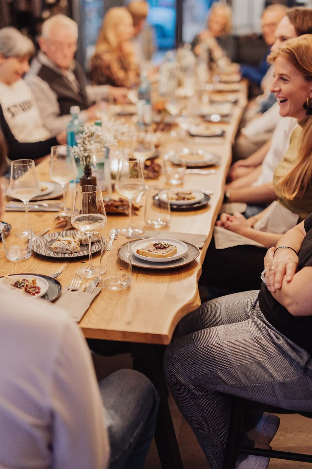 Gäste an der langen Tafel bei einem Kochevent