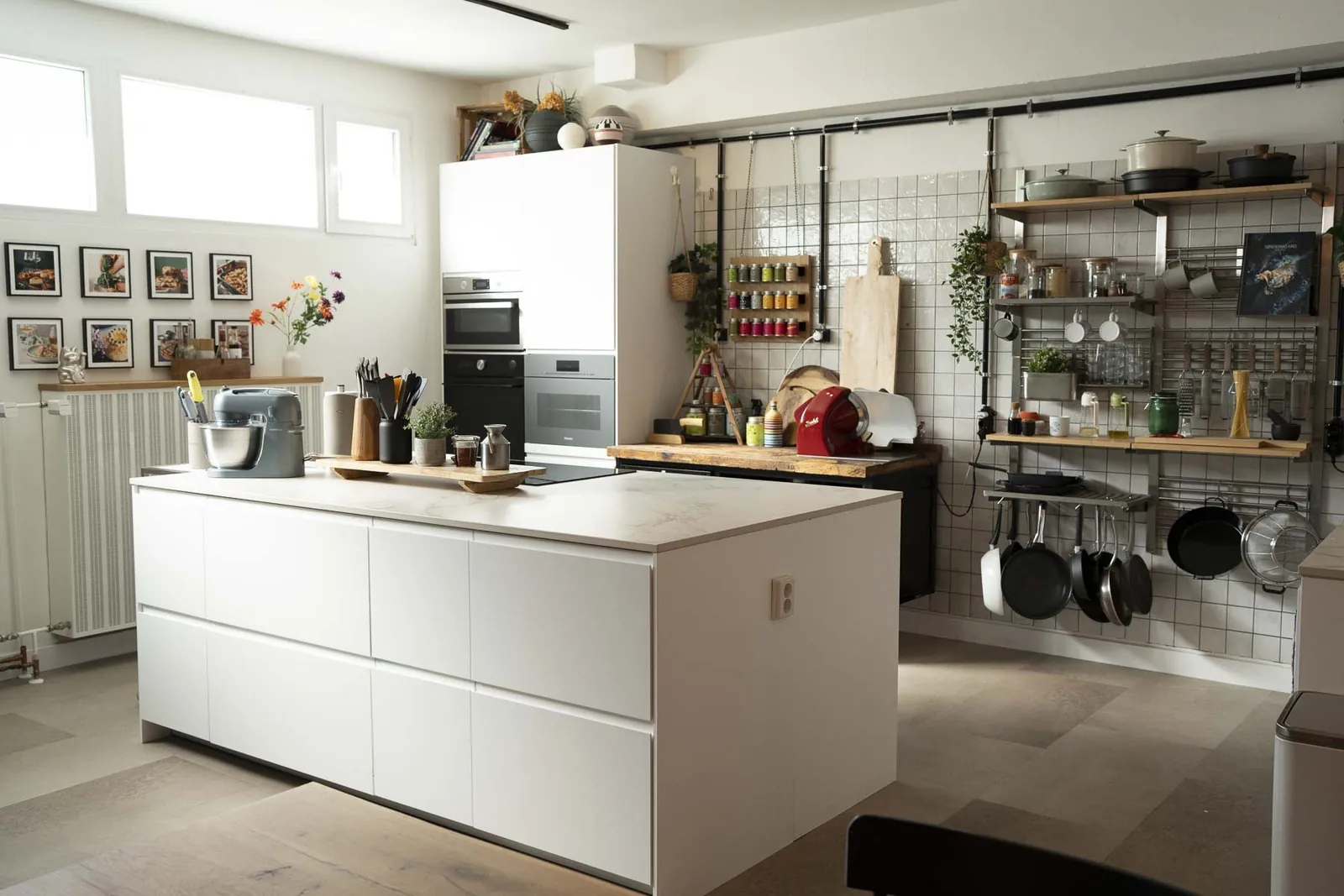 Die Studioküche im Oma Lore Foodstudio mit Kochinsel