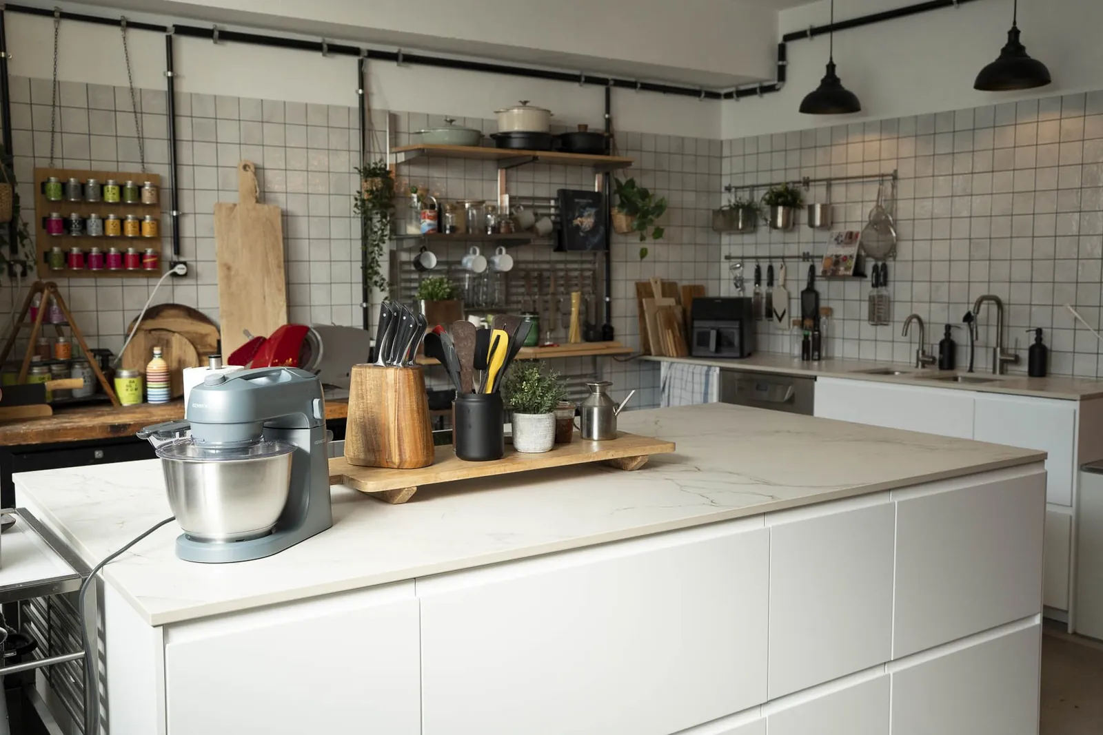 Arbeitsfläche mit Küchenmaschine und Gewürzregal