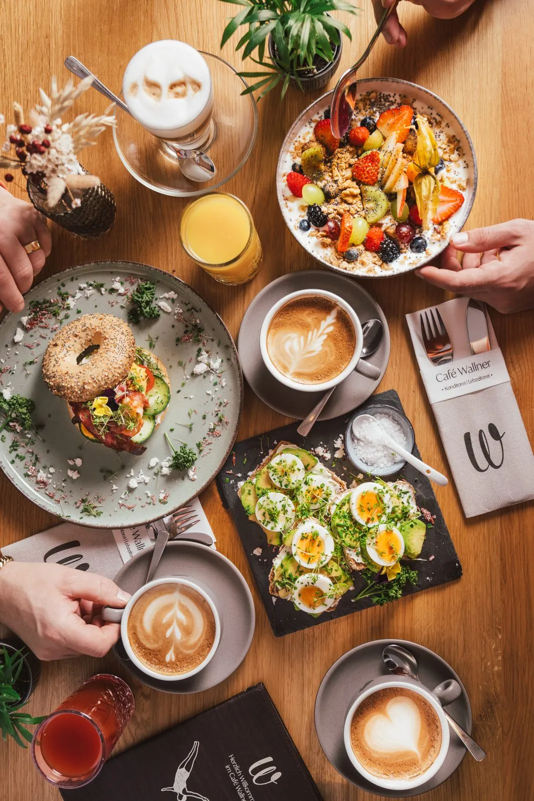 Frühstückstisch von oben mit Kaffee und Bowls