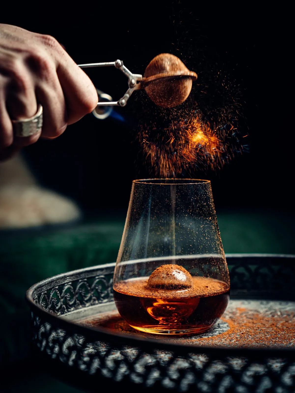 Whisky-Drink mit Rauch und Funken
